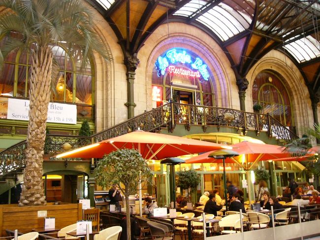 こちらもリヨン駅構内です。列車が並んでいる反対側にあります。「ル・トラン・ブルー」というレストランです。（青列車という意味かな？）中は入っていないんですが，ちらりと見えた天井がすばらしいんですよ！