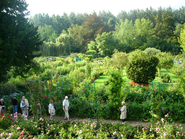 モネが使っていた２階の部屋からの眺めです。モネ自身もかなりな庭師であったそうですが，他に６人の庭師を雇って庭造りにはこだわりがあったそうです。