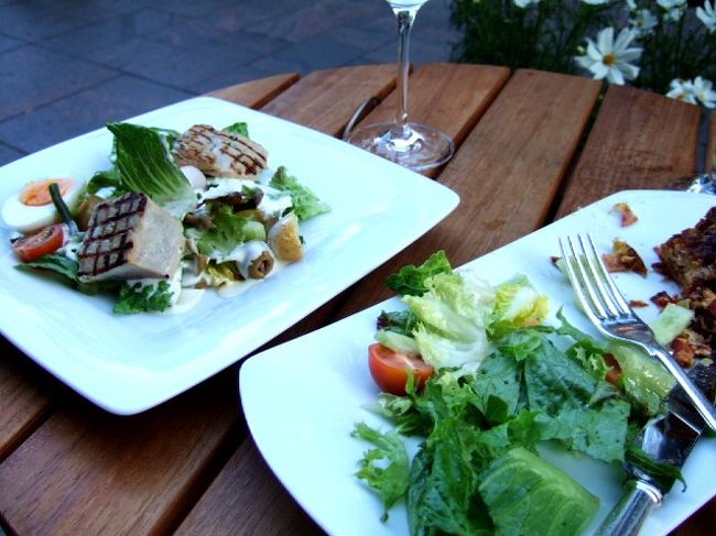 　２日目にしてようやくカフェデビューです！！<br />　エスプラナーディ通りに面したカフェをなんとなーく見ながら歩いて、「さっきプレートで野菜とかが乗っていたカフェにしよう！」と選んだのがここ。<br />　（あとで名前を確認すると、老舗ホテル＆デパート「カンプ」の１階の「カンプカフェ」でした。）<br /><br />　通りにおいてあるイスに座って注文するのもドキドキでしたが、メニューみながらあれやこれや。<br />　私は細長いグラスに入ったビールを注文。<br />　あと、キッシュのプレートを頼みました。とてもおいしくてあっというまに完食しそうな。。　で、もうひとつ注文。それはサーモンの入ったプレート。いずれもおいしい！<br />　誰ですかフィンランド料理が××だっていったの！<br /><br />　まだ明るい夜の町。公園をながめながらの食事はとても気持ちを豊かにしてくれました。