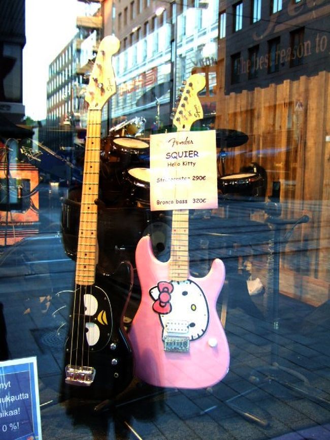 　昨日、ヘルシンキ大聖堂にいったとき、８時からオルガンコンサートがあると書いてありました。<br />　おなかがいっぱいになったあと、まだやってるかなあーーとトコトコ歩いて行っている途中の楽器屋さん。<br />　あ、キティちゃんがいる！<br />　このクニでキャラクターものを見るのは（ムーミンとかプーさん以外は・・）ごくまれなので、びっくり。<br /><br />　