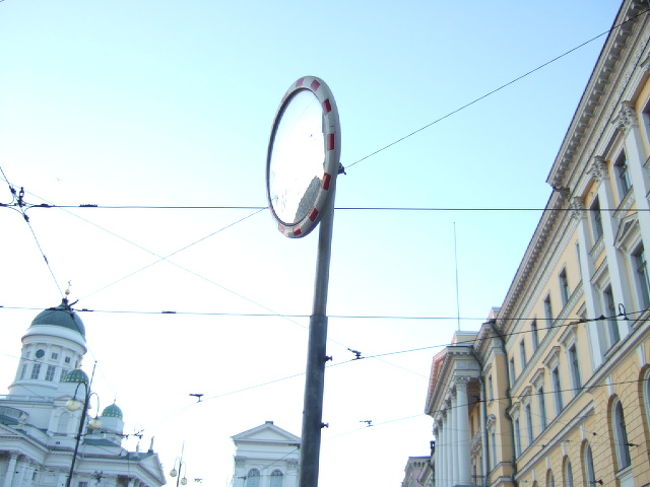 　残念ながらコンサートは終了していました。<br />　ただ、空が夕暮れっぽくオレンジ色になりかけた風景がとても美しくしばらく写真をとりまくり。。<br /><br />　これは電車通りのカーブミラー。鏡の周りの模様が面白くてパチリ。<br />　（このあと、再び通ったときには、誰かにへしおらていたといういわくつきのミラー・・・）<br />　