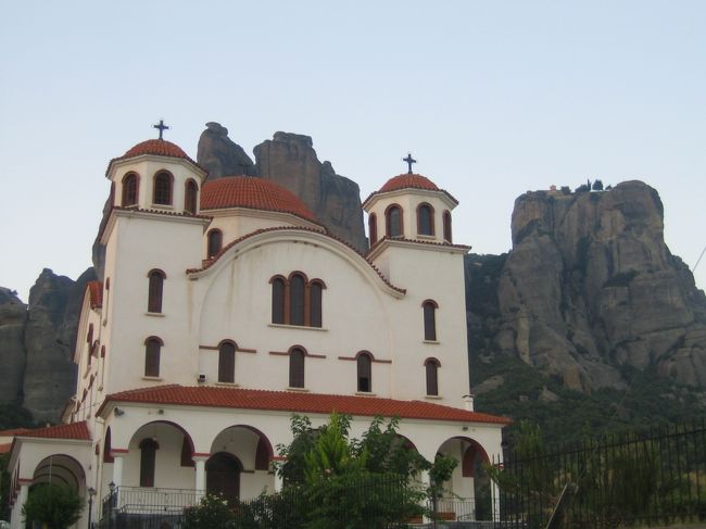 【メテオラの街　カランバカ】<br /><br />メテオラ観光をするなら、<br />まず「カランバカ」の街<br />を目指します。<br /><br />アテネを正午からバスで出発<br />して、到着は既に２０時頃に<br />なっていました。<br /><br />夕暮れ時だったので、涼しい<br />所で、散歩しながら、メテオラ<br />の偵察をしました。<br />（写真は街教会であり、メテオラ<br />　ではありません。崖の上です。）