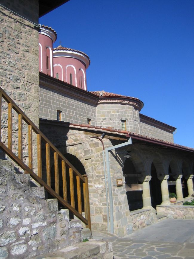 【ｱｷﾞｵｽ・ｽﾃﾌｧﾉｽ修道院】<br />　Moni Agios Stefanos<br /><br />メテオラの修道院を実際に見学<br />した中の1つです。<br />修道女のみの修道院でした。<br /><br />この修道院は、ビザンチン美術<br />が施されていて、イコン（聖像画）<br />がとても綺麗でした。<br />（残念ながら、写真撮影は不可です。）<br /><br />とても神聖な場所だと肌で感じました。<br /><br /><br />