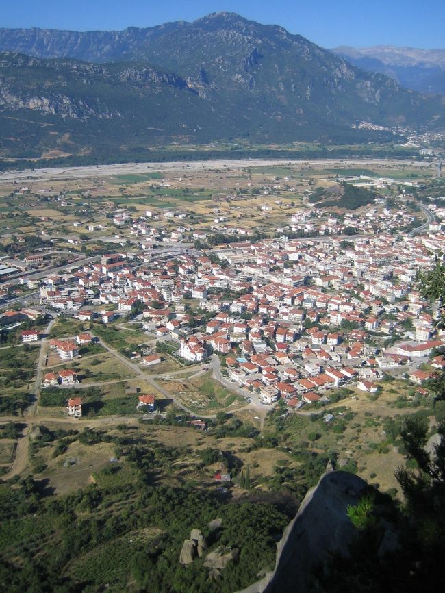 【修道院から見下ろす眺め】<br /><br />ｱｷﾞｵｽ・ｽﾃﾌｧﾉｽ修道院から<br />撮影したカランバカの街です。<br /><br />ここで深呼吸をしてみたい<br />衝動にかられます。