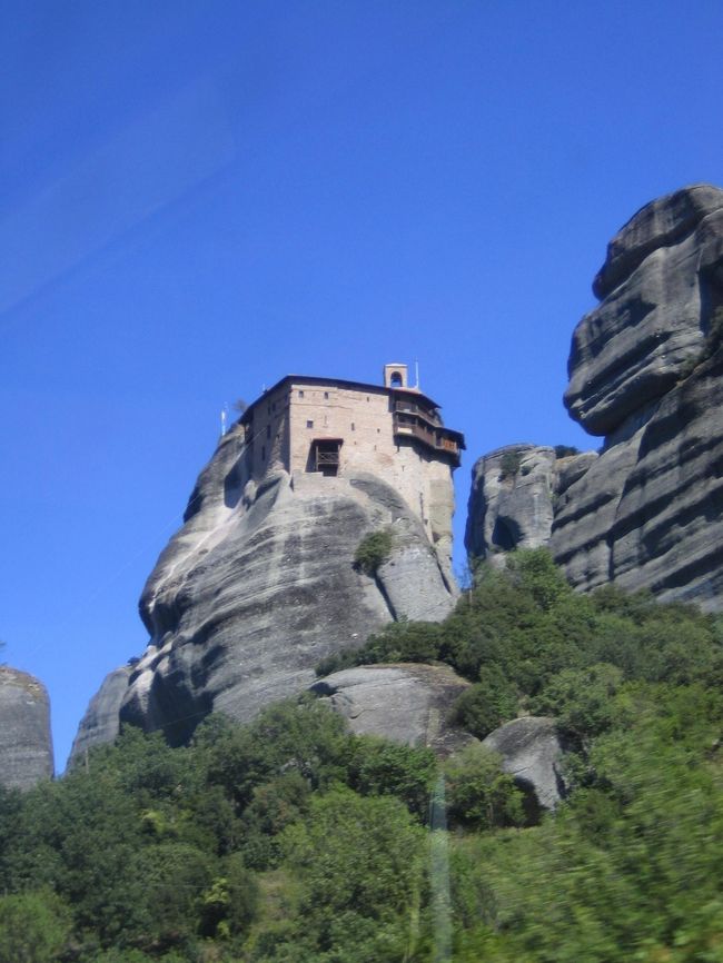 【ｱｷﾞｵｽ・ﾆｺﾗｵｽ修道院】<br />　Moni Agios Nikolaos<br /><br />だいぶ山から降りてきたとき<br />に見えた修道院です。<br /><br />名残惜しい気持ちで最後の<br />一枚を撮りました。<br /><br />ここで芽生えた探究心は、<br />「ビザンティン帝国」を<br />学ぶことです。