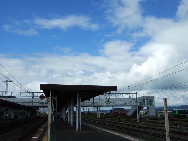 小牛田駅のホームはこんな感じ。<br />田舎のちょっと大きい駅、って感じ？(←イメージ)<br /><br />小牛田 13:52発 −東北本線→ 14:12着 松島<br />