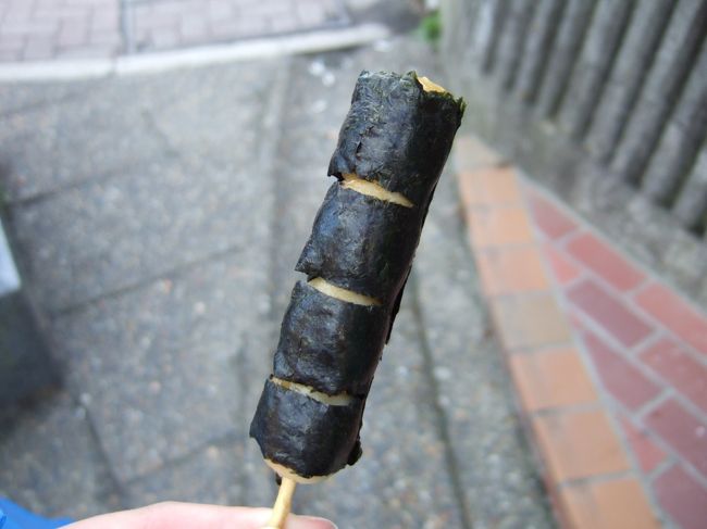 福浦島を出て、松島のおみやげ屋さんなどが並んでいる通りへ。<br />おなかがすいたので、おやつに焼きだんご。<br />