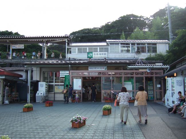 松島海岸駅<br /><br />上にホームがある、ってのがちょっと不思議な感じではある。<br />