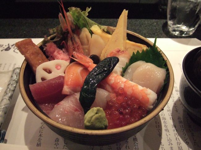 夕食「海鮮丼」<br />いろいろ入っていて、おいしかったです。<br /><br />何を食べようか、迷った末に、仙台駅の寿司通りというところにある、<br />半分お寿司屋さんみたいなところに入って、これを食べました。<br />ちょうど、お盆休みの最後だったらしく、人が少なめで良かったです。<br />（お店の人が教えてくれた）<br />