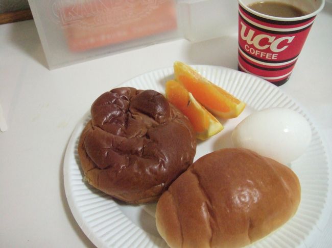 ホテルで無料で出される朝食。<br />種類はこれで全部。<br />ま、無料だということを考えれば、しょうがないか？<br />でも、1日目に泊まったホテルがやっぱり無料朝食で、<br />もっといっぱい種類があったから、比較してしまう……<br />