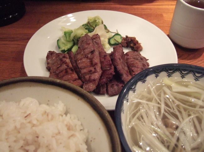 昼食「牛タン定食」<br />利久にて（http://www.rikyu-gyutan.co.jp/）<br />仙台市内に多数の店舗を持つチェーン店らしく、かなりよく見かけました。<br />で、けっこう行列ができていました。<br />私が行ったときには並んでいませんでしたが。<br />チェーン店とはいえど、地元のチェーン店だから、逆に安心ですよね。<br />よく分からなくて、変なところに入るよりは……<br /><br />これでランチ時に1,200円（ディナー時は1,500円）<br />牛タンはもちろん、テールスープもとてもおいしかったです。<br />やっぱり、仙台に行ったら、ぜひ食べるべきです。<br /><br />今回の旅行は、ご飯があまりはずれなくて、うれしいかぎり<br />(一つあげれば、1日目の夜の、秋田での夕食がちょっと……かもしれませんが)<br />