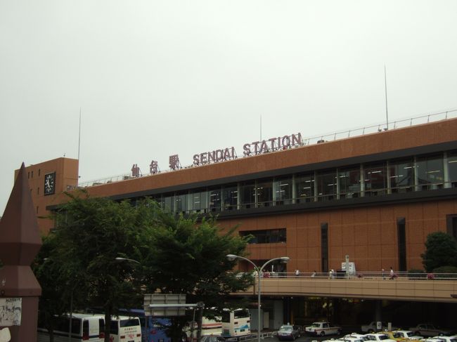 仙台駅<br /><br />電車にはぎりぎりで乗り込みました。<br />本当に、一瞬ドアが閉まって、あーあ…って思ったら、開いてくれたので乗れた、<br />ってくらいぎりぎりでした。<br /><br /><br />ってことで、電車に乗っていざ東京へ。<br /><br />仙台 12:15発 −東北本線、常磐線→ 15:15着 いわき<br /><br />時刻表通りなら、14:53に着くはずだったのですが、<br />トラブルがあったため、このいわきには15:15着に。<br />そのために、予定していた電車を逃して、1本遅い電車に乗ることになりました。<br />ま、水戸で少しゆっくりする予定だったのをやめたので、<br />水戸では、予定通りの電車に乗ることができましたが。<br />