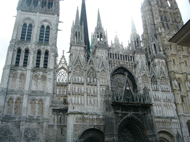 　ルーアンの目玉はなんと言っても大聖堂でしょうね。この大聖堂はモネの作品のモデルになったそうです。モネは大聖堂の目の前にあるアパートの２階に暮らして大聖堂を描いていたそうです。