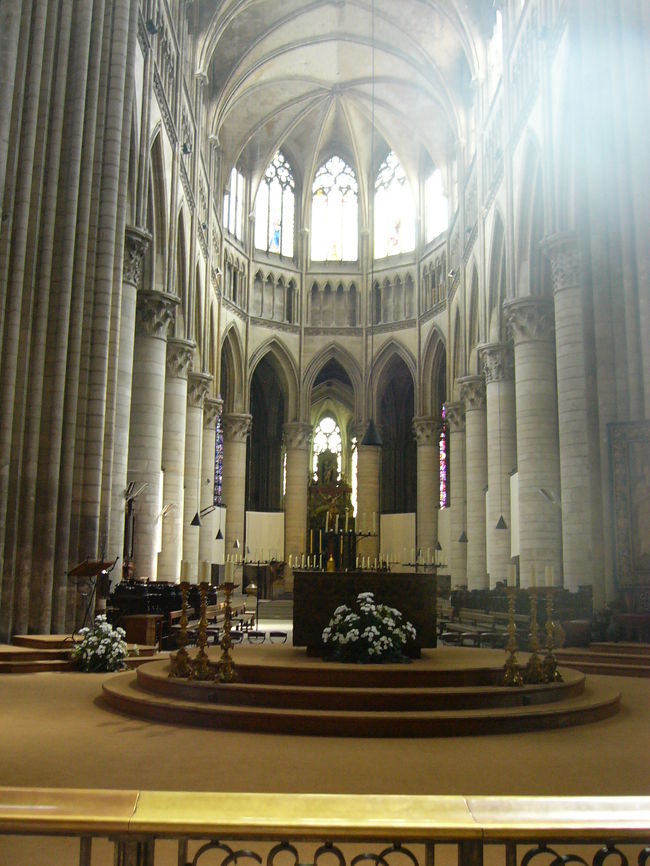 大聖堂の中です。写真は撮っても大丈夫みたいですね。荘厳な感じですね。