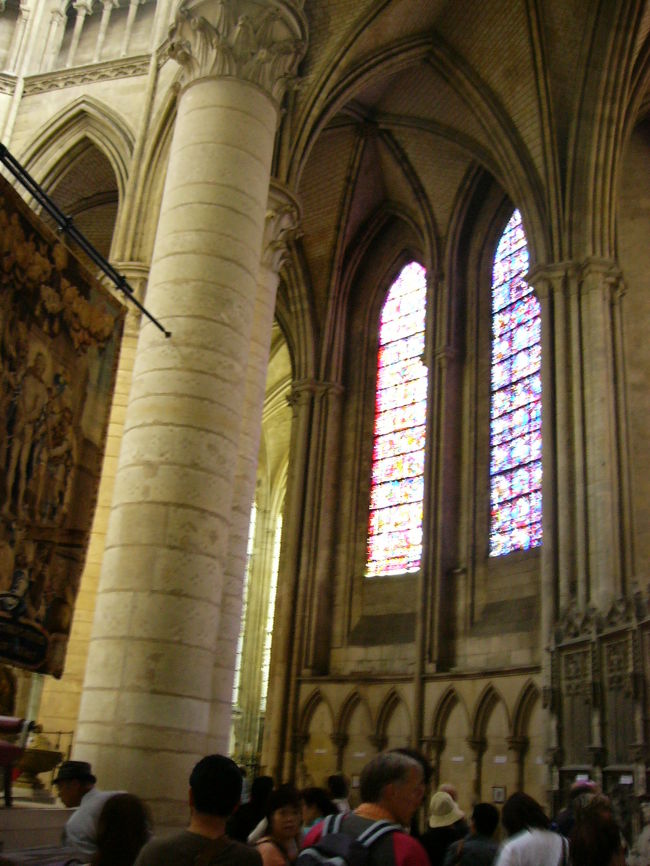 大聖堂の中にあるステンドグラスです。デジカメだとうまく撮れないんですが，どうでしょうか？
