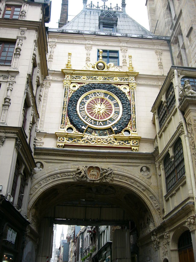 大聖堂を出た通りにある時計台です。針は一本しかありません。最近修復されたそうです。ちなみに反対側は現在修復中です。