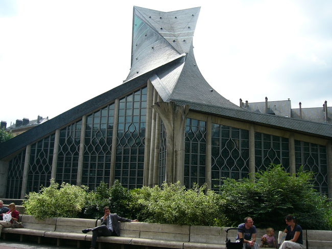 ルーアンといえば，やっぱりジャンヌ・ダルクですね。ここルーアンでジャンヌ・ダルクは処刑されました。生きたままの火あぶりなんて，昔の人は残酷です。これはジャンヌが火あぶりにされた場所に建てられた教会で『ジャンヌダルク教会』と言います。戦後に建てられた教会でモダンな外見ですよね。全体的に魚とか海をイメージしているらしく，屋根のボコボコはうろこのようです。