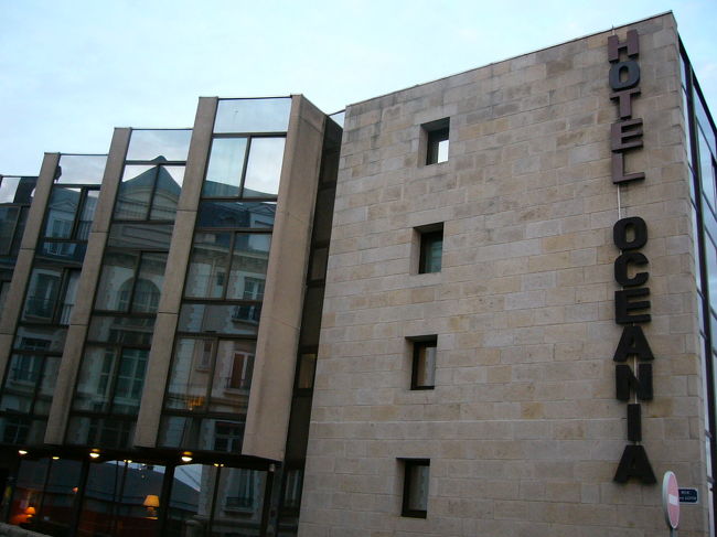 夕方ルーアンからサンマロに到着しました。今夜のお宿は『ホテル　オセアニア』です。その名の通り海に面しています。私たちが泊まった部屋からは少し海が見えました。（部屋によってはオーシャンフロントだと思います）