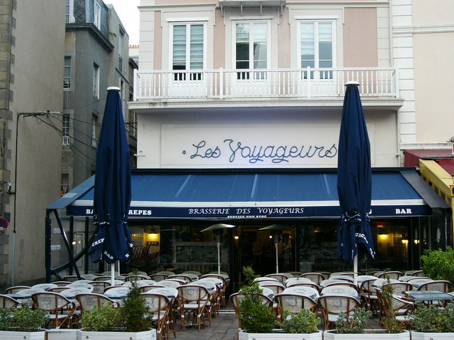 　夕食は旧市街にあるレストランです。ホテルから旧市街までは歩いて５分もかからないと思います。サンマロは夏がシーズンなのですごくにぎやかですね。ホテル前の通りでは，似顔絵書きの人や絵を売っている人や演奏をしている人などがいましたよ。