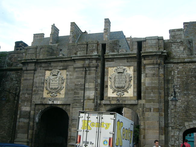 この門というか城壁が旧市街を取り囲んでいます。城壁の上を歩くことができます。一周１時間以上はかかると思いますが，良い散歩コースかもしれませんね。