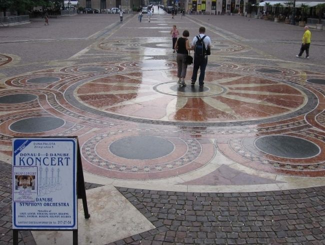 次に向ったのは聖イシュトバーーン大聖堂です。<br />聖堂前広場は美しいモザイク模様で飾られています。<br />この模様は命など意味があるそうです。