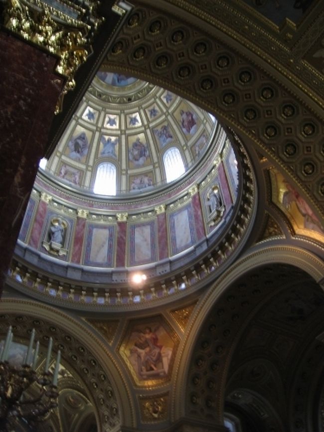 イシュトバーンの内部は荘厳で、丁度この日は結婚式が行われると言うことで祭壇近くまで入ることが出来ませんでした。<br />