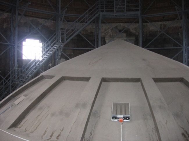 聖堂の一番上までエレベーターで上ることができます。<br />エレベーターを降りてから、何段か階段を上がらなければいけませんがその時に聖堂の構造を見ることが出来ます。<br />それは近未来の工場のようです。<br />エジプトのアブシンベルも古代遺跡の裏側は映画のセットのようなっていてびっくりしたことを思い出しました。