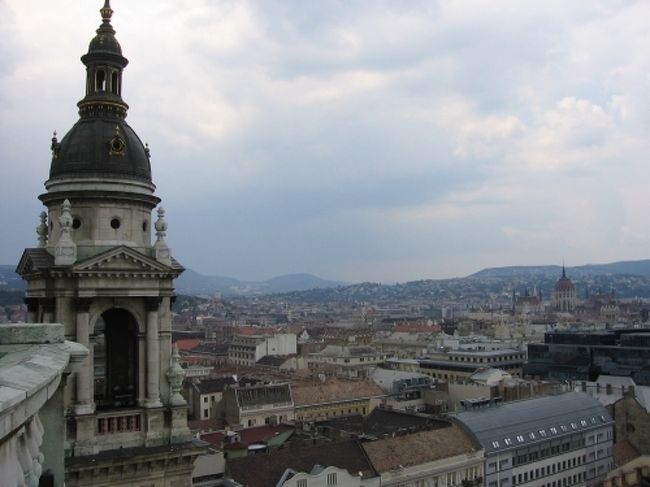 外へ出ますと、いつも強い風が吹いています。<br />展望の回廊をぐるりと一周するとブダペストの街全体を見ることが出来ます。