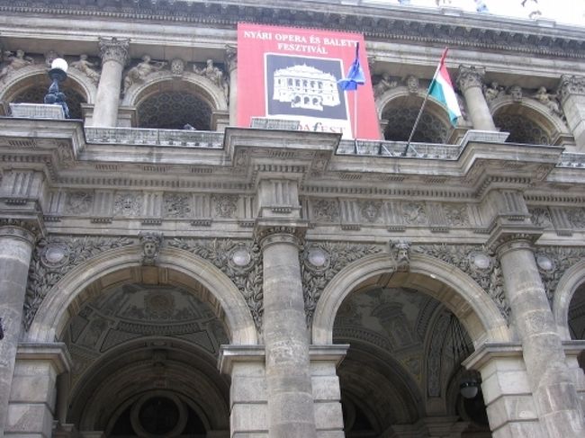７月一杯は夏の音楽祭など屋外での演奏が多くオペラも８月までお休みになっています。<br />ブダペストの見所の一つはオペラ座です。<br />そこでインサイドツアーをすることにしました。