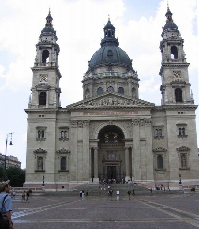 聖イシュトバーン大聖堂は堂々とした姿を見せています。