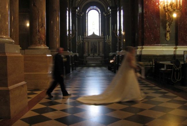 結婚式が始まり、パイプオルガンの音色が聖堂内に響き渡りました。