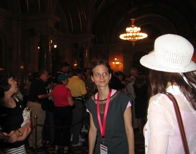 オペラ座の案内人の人はジーパンとＴシャツの上に<br />可愛い制服を着ていました。