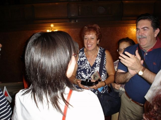 オペラ座の見学中、バルコニー席に来た時にガイドさんが「声を出して響きをためしてもいいですよ」と言ってくれましたので、グループの声楽家出番です。あゆみちゃんがイタリアのオペラのアリアを歌ってくれました。<br />オペラ座の劇場に歌声が響き渡り、あちこちに入っていたグループは声を失い、皆その歌声に聞きほれました。ガイドさんは目を丸くしていました。<br />歌が終わると拍手が沸き起こり、階段を下りていくと<br />イタリア人のグループがあゆみちゃんを待っていて抱きしめたり大騒ぎでした。<br />このことは最高の思い出となりました。