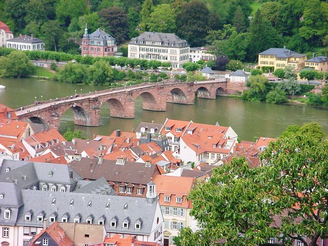 【カールテオドール橋】<br /><br />趣きのあるハイデルベルクは、<br />京都と共通している点が<br />あります。<br /><br />それは、「哲学の道」がある<br />点です。<br /><br />京都の白川沿いにある「哲学の道」<br />はご存知でしょうか？<br /><br />大学の街ハイデルベルクから<br />ちなんでつけられたそうです。<br /><br />