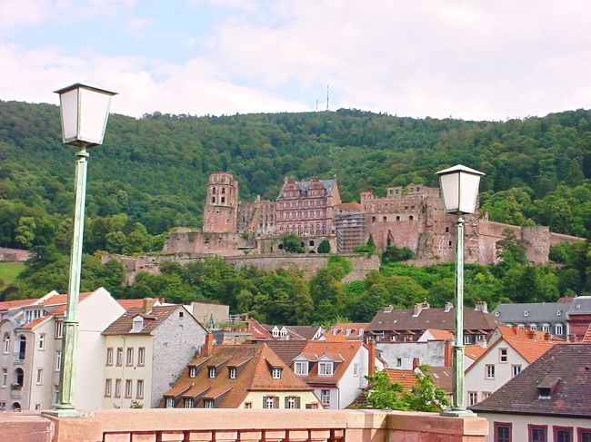 【ハイデルベルク城】<br /><br />山の中腹に建つ城が<br />ハイデルベルク城です。<br /><br />城からは、街全体を<br />見渡すことができる<br />ナイスロケーションです。