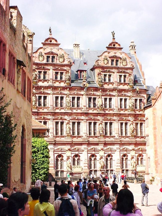 【ハイデルベルク城内】<br /><br />正面の建物は、何十体もの<br />像が埋め込まれていました。<br /><br />どこを見たらいいのか戸惑う<br />程の豪華さでした。<br /><br />その他、城の中には、大きな<br />ワイン樽がありました。<br /><br />赤ワイン？白ワイン？この城<br />の主は、どちらがお好みだった<br />のかな。<br /><br />