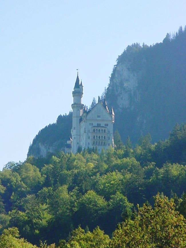 【お城の駐車場広場】<br /><br />駐車場広場から、発見した<br />ノイシュバンシュタイン城に、<br />興奮のあまり手振れ撮り。<br />情けない。。。<br /><br />あのお城までは、シャトルバス<br />で山の上まで、移動するのです。<br /><br />帰りは徒歩で、坂道をしばらく<br />下ります。るんるん♪で足取り<br />軽いので大丈夫ですよ！<br /><br />