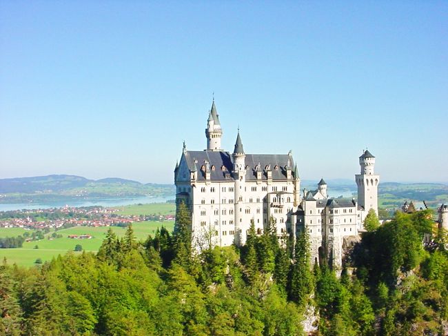 【つり橋から撮ったお城】<br /><br />足がすくむ程のつり橋から、<br />撮影したお城です。<br />このつり橋からの景色が<br />最高にすばらしい。<br /><br />つり橋の反対側の景色は、<br />それまた大きな滝があり<br />ました。<br /><br />つまり、このお城は、<br />滝の景観を独り占めする<br />ように建てられている<br />のです。<br /><br />真下は、渓谷です。<br />怖わーい。ぶりっこする<br />には、最適な場所です。<br /><br />