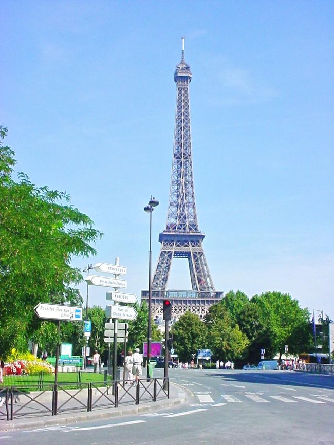 【エッフェル塔】<br /><br />Bonjour  Tour Eiffel ！<br /><br />今回は、１日だけのパリなので、<br />大切に過ごしました。<br /><br />過ごした内容は、主に三箇所。<br />?ベルサイユ宮殿<br />?オルセー美術館<br />?エッフェル塔公園<br /><br />のんびりでしたが、有意義な日でした。<br /><br /> 