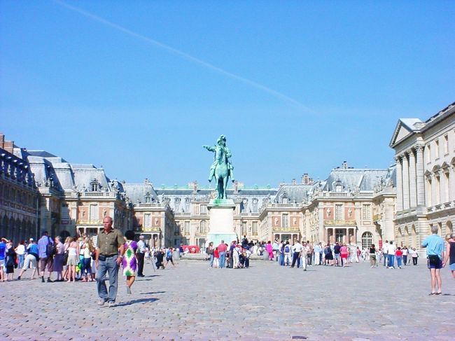 【ヴェルサイユ宮殿の外観】<br /><br />それはそれは、とても大きな<br />宮殿ときらびやかな調度品の数々。<br /><br />ルイ１４世の権力を誇示したい<br />気持ちが伝わってきました。<br /><br />本館２階がとても見ごたえのある<br />お部屋が多くありました。