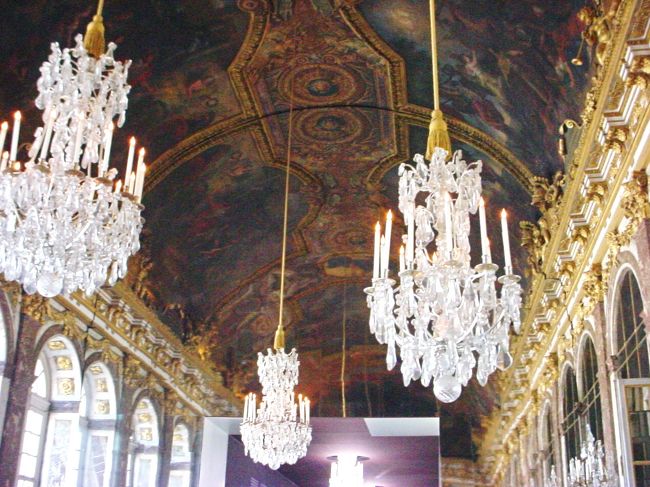 【ヴェルサイユ宮殿　鏡の間】<br /><br />このお部屋は、大規模な式典、<br />舞踊会の会場として使われたそうです。<br /><br />大きな窓と向かい合うようにして<br />鏡が並列しています。なので、光が<br />反射して、明るいお部屋でした。<br /><br />それと天井のシャンデリアが美しく、<br />とても存在感があります。<br /><br />この当時の招待客として、舞踊会<br />へ参加してみたいですよね。<br /><br /><br />
