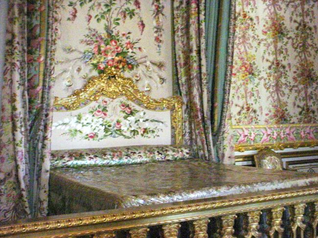 【ヴェルサイユ宮殿　王妃の寝室】<br /><br />このベットはマリー・アントワネット<br />が使用したものです。（復元）<br /><br />ここの寝室では、かつて公開出産が<br />行われたそうです。そして、宮廷人<br />たちが多く詰め掛けたそうです。<br /><br /><br />