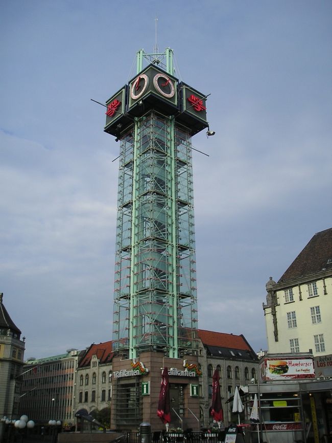 この塔は、トラフィカンテンといって、一番下の所には観光案内所があります。<br />駅舎を出た正面に建っています。<br />ここで、オスロパス48時間を購入して、市内観光に出かけました。