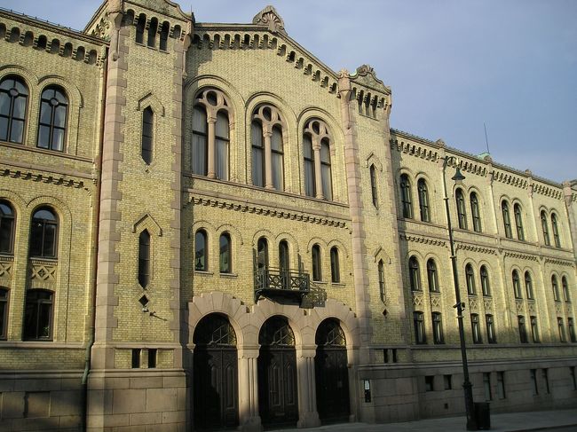 国会議事堂<br /><br />カール・ヨハン通り側