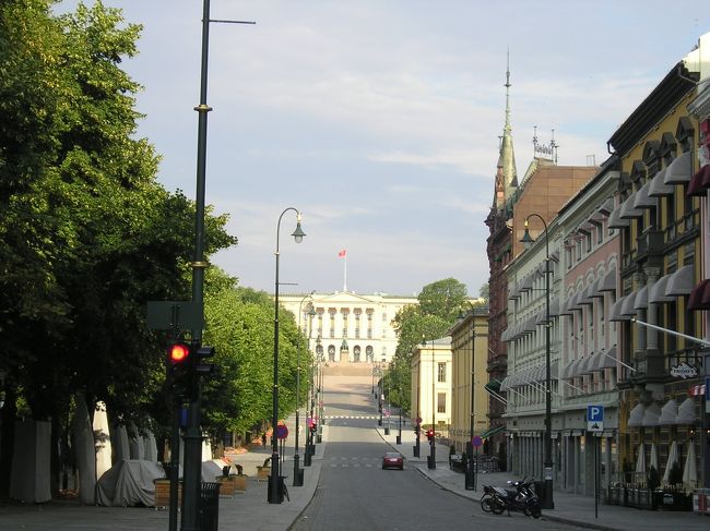 カール・ヨハン通りのずっと先には、王宮が見えています。<br /><br />日曜の朝8時過ぎは、ひっそりしていて、かえってこわいくらい。