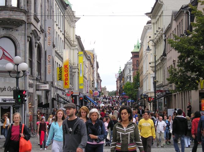カール・ヨハン通りは賑やかな時はこんな様子です