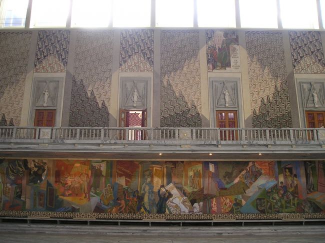 入ったところの大ホールは、4面を素晴らしい絵で埋め尽くされています。