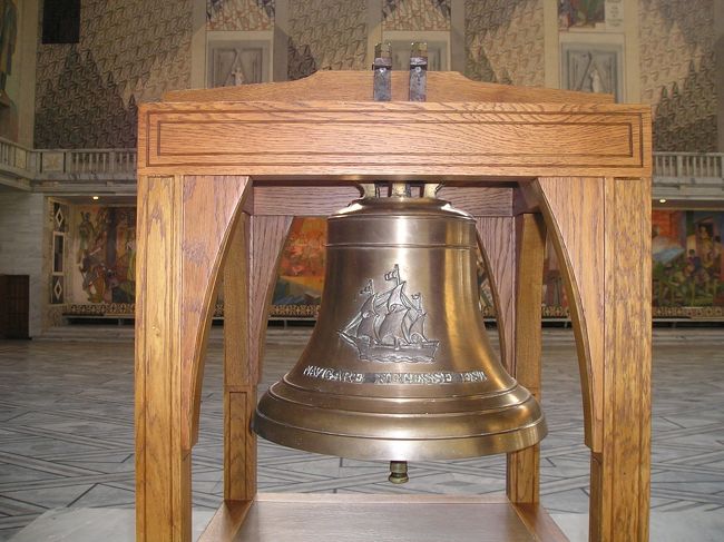 2階への階段上り口にある鐘