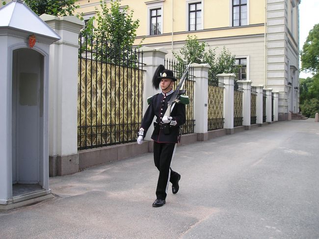 こちらの衛兵さん、行進中です。