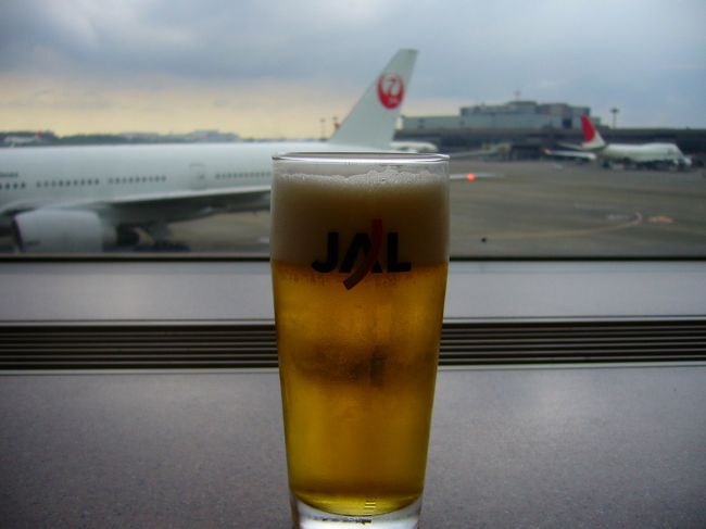 2006年8月26日<br /><br />今回は旅の前にＪＡＬさんと帰国日の予約をめぐって若干もめたものの、今回もお世話になります、ＪＡＬさん。<br /><br />静かなサテライトのラウンジで今回の旅の成功を祈ってかんぱ〜い♪